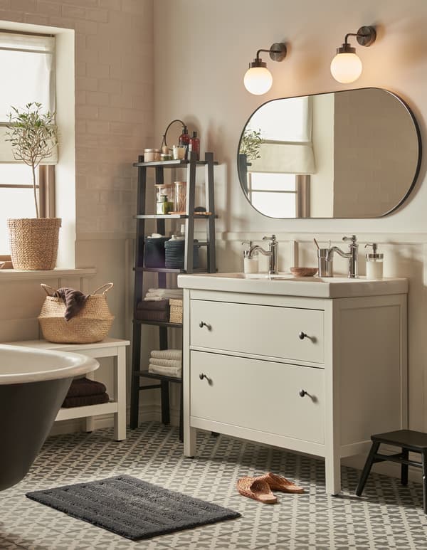 Bilik mandi yang mempunyai jubin gaya Maghribi dan warna-warna neutral, kabinet bawah sink dengan dua laci HEMNES dan cermin yang besar.