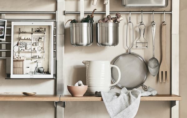 Binari in acciaio e mensole in legno per organizzare gli utensili in cucina - IKEA