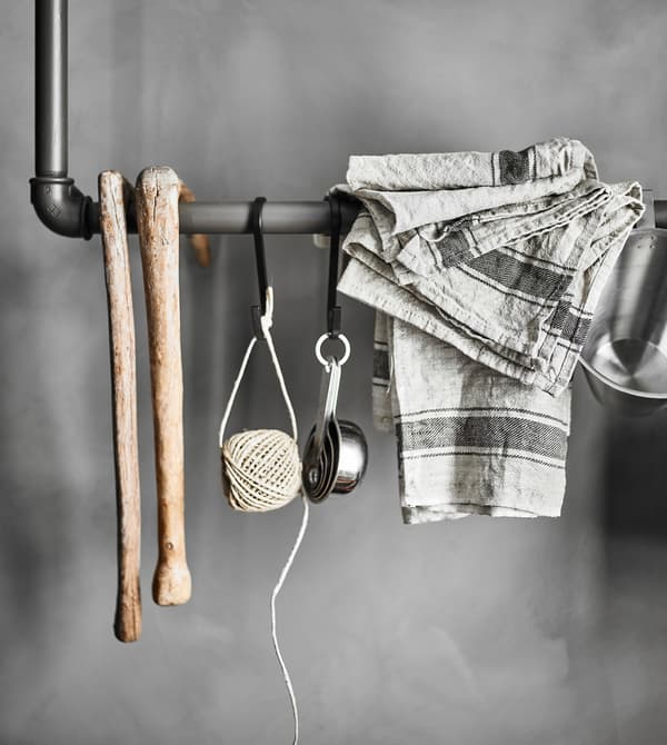 Binario ottenuto da vecchi  tubi con utensili da cucina e oggetti decorativi - IKEA.