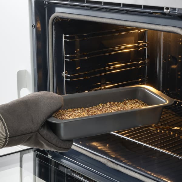 Biscoito no molde a piques de ser enfornado.