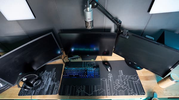 Biurko z blatu KARLBY z trzeba ekranami i mikrofonem gaminowymi.