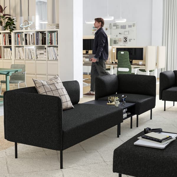 Biuro, czarna sofa.
