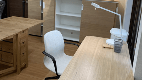 ベージュを基調としたデスクと白い椅子。