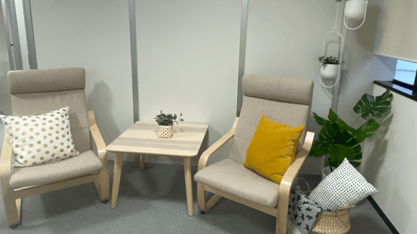 ベージュを基調とした一人掛けソファとテーブル。