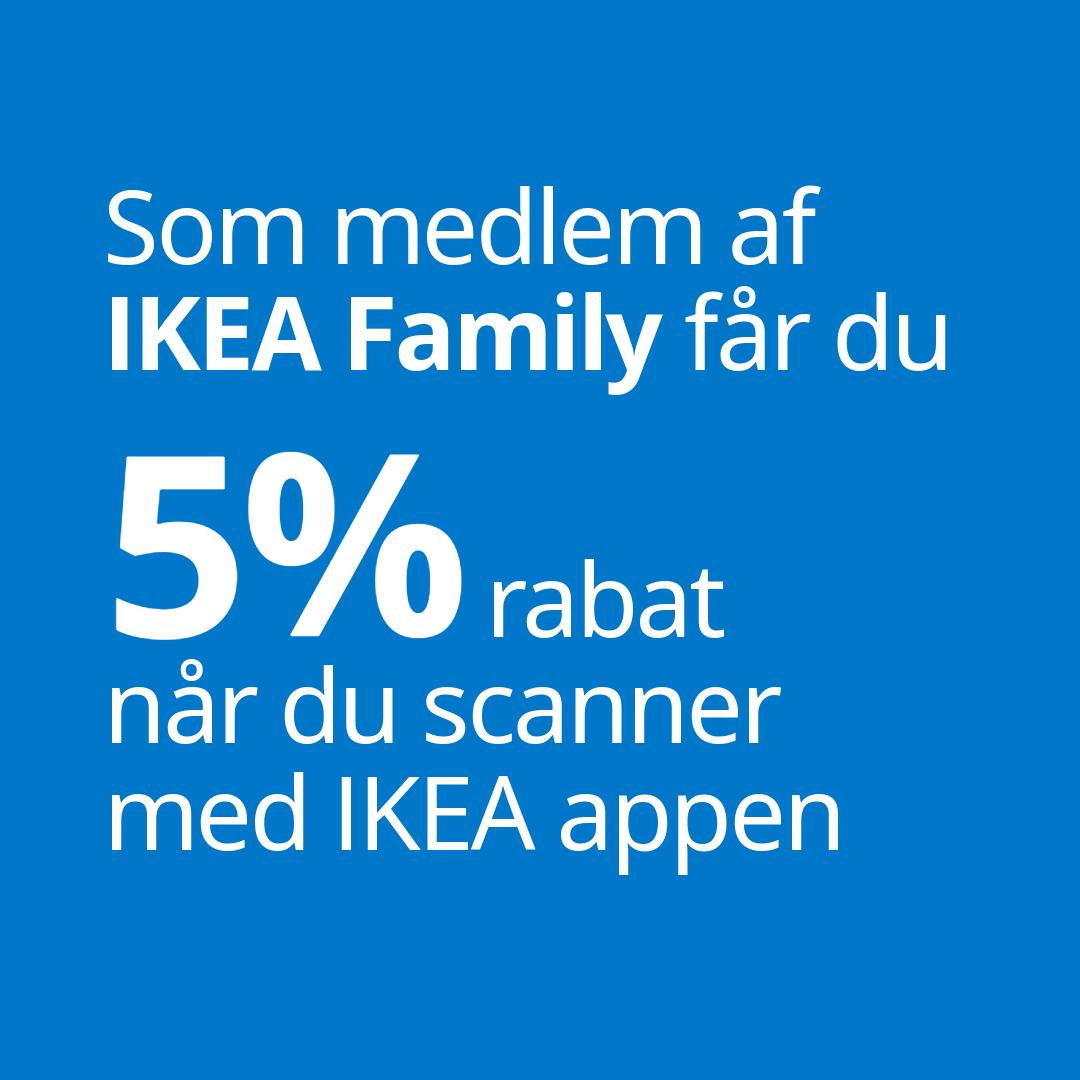 Blå baggrund med hvid tekst: "Som medlem af IKEA Family får du 5% rabat når du scanner med IKEA appen"