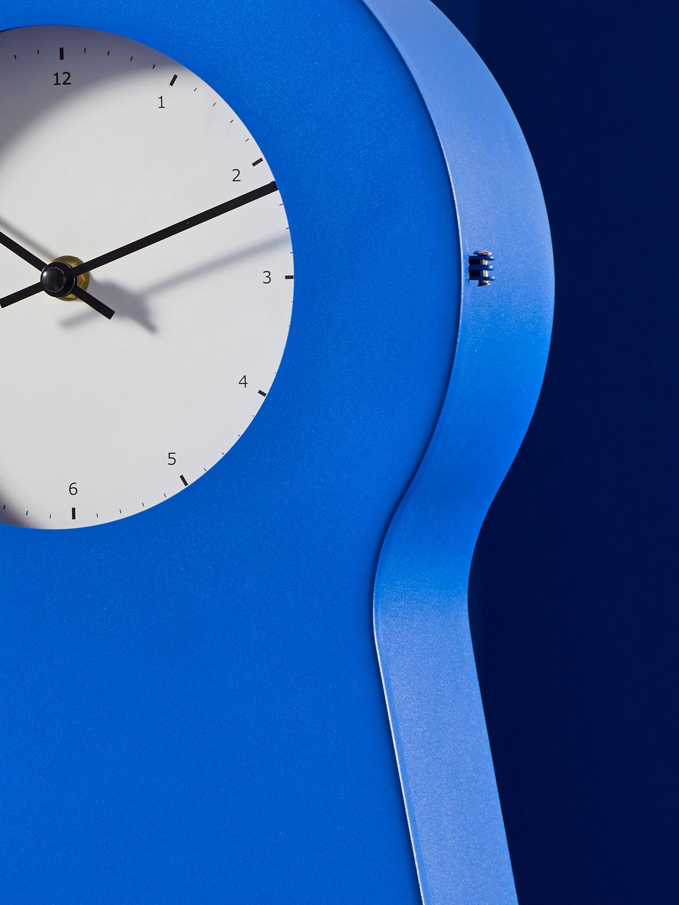 Blå IKEA PS klocka.