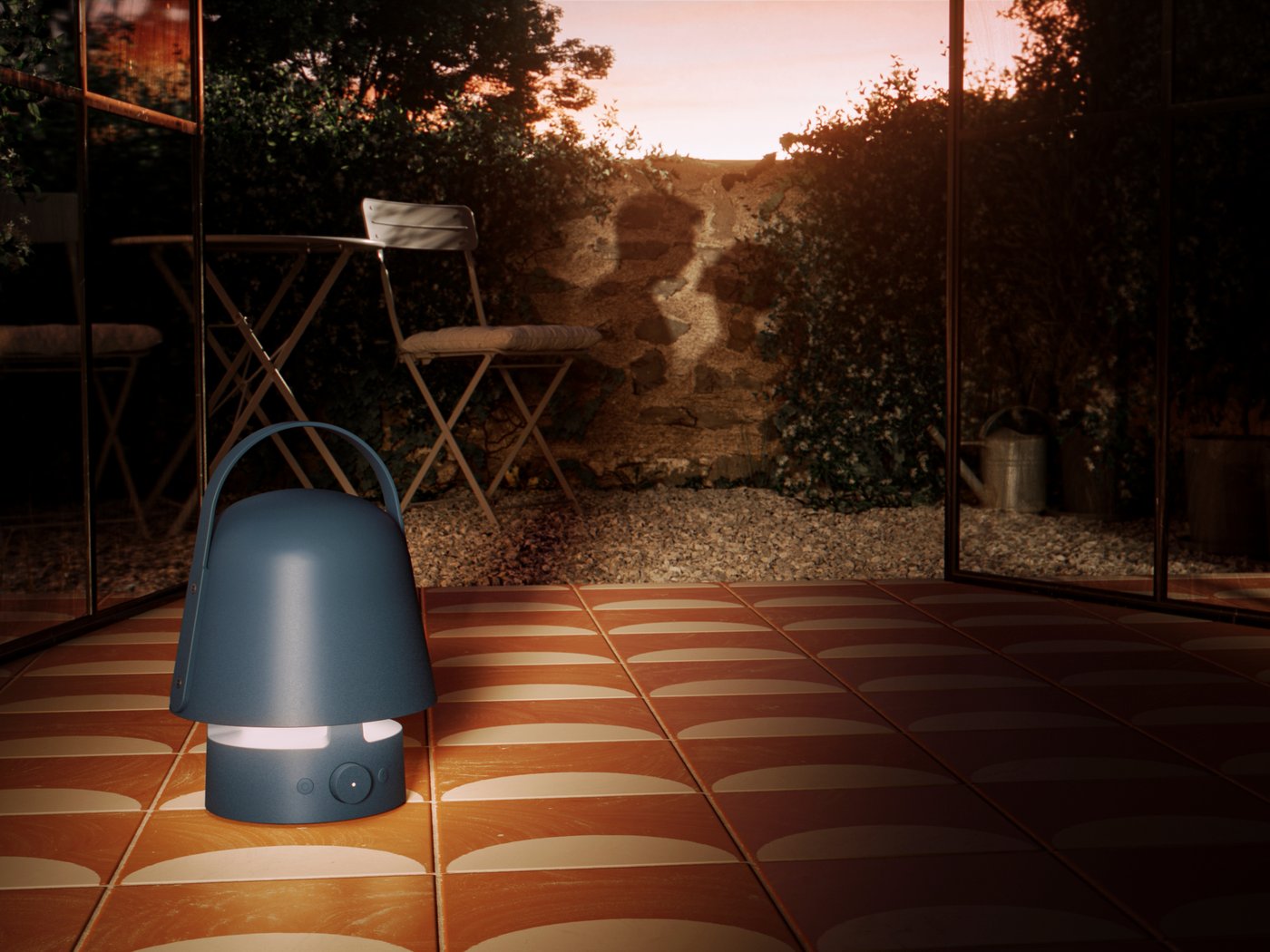 Blå lampa står på orange och vit mönstrad kakelgolv utomhus. Skuggorna av man och kvinna syns mot tegelvägg i bakgrunden