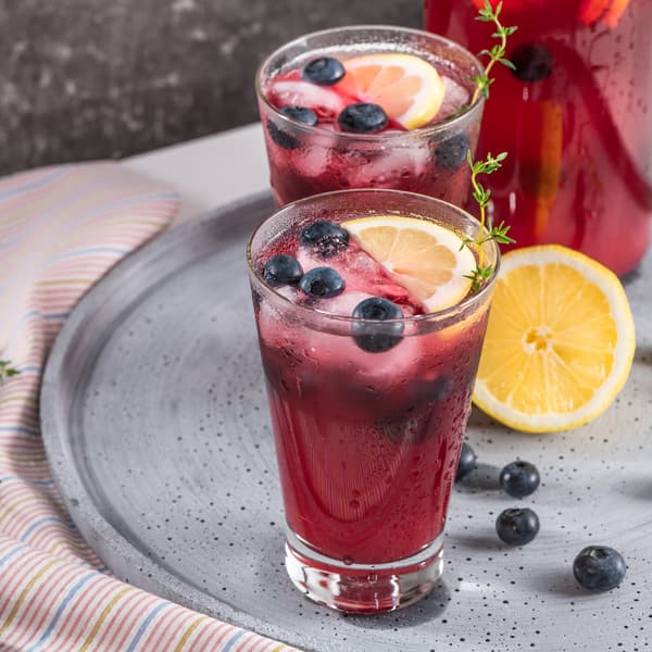 BLÅBÄR-Spritzer mit Zitrone und Heidelbeere auf einem Tablett.