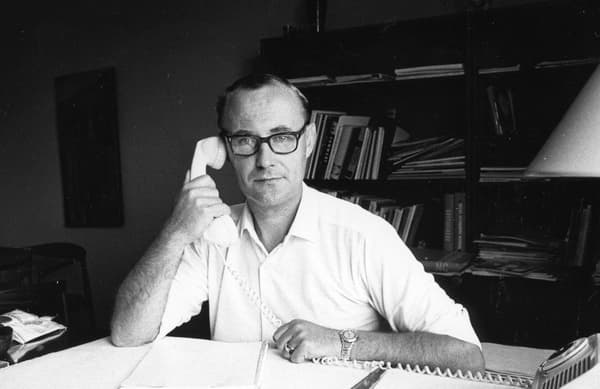 Black white picture of Ingvar Kamprad talking in telephone in a white shirt