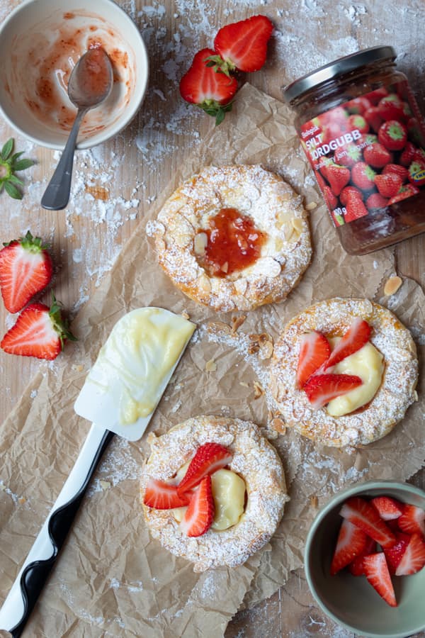 Blätterteigkreise werden mit Erdbeeren dekoriert.