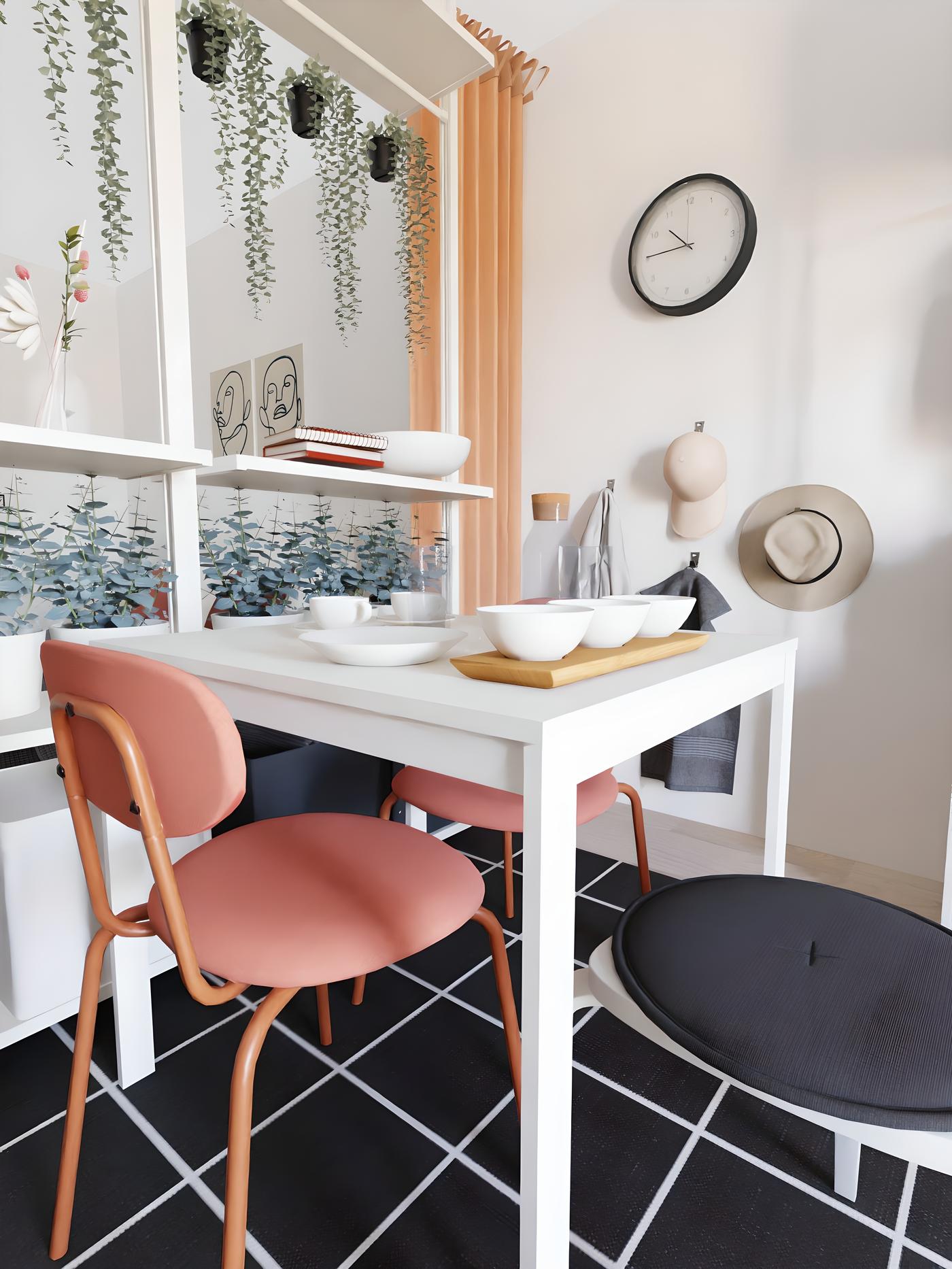 Blagovaonica s bijelim stolom, ružičastim stolicama, crnim zidnim satom i visećim biljkama.