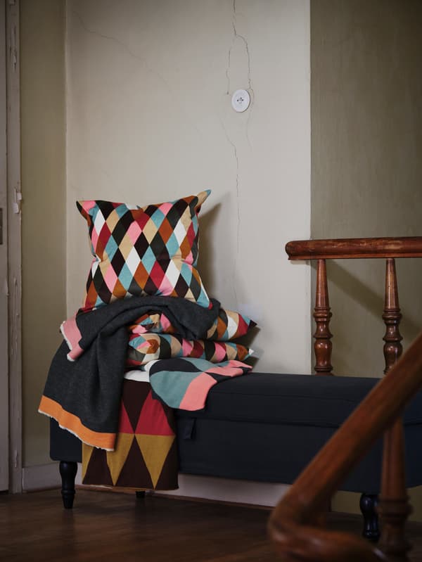 Blankets and cushions in DEKORERA colours