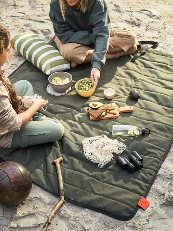 blankets and tablecloths for outdoor dining