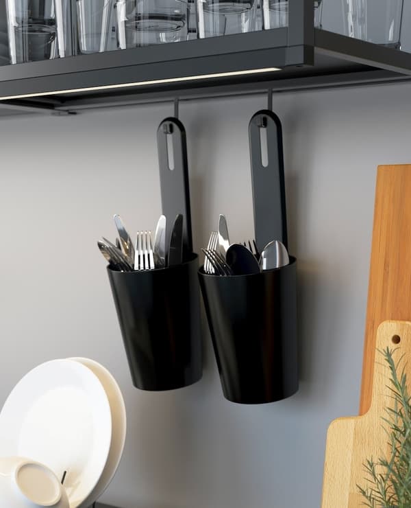 Blat kuchenny w narożniku z bambusowymi deskami do krojenia, zaparzaczem do kawy ze stali nierdzewnej i dwoma czarnymi puszkami z kawą.