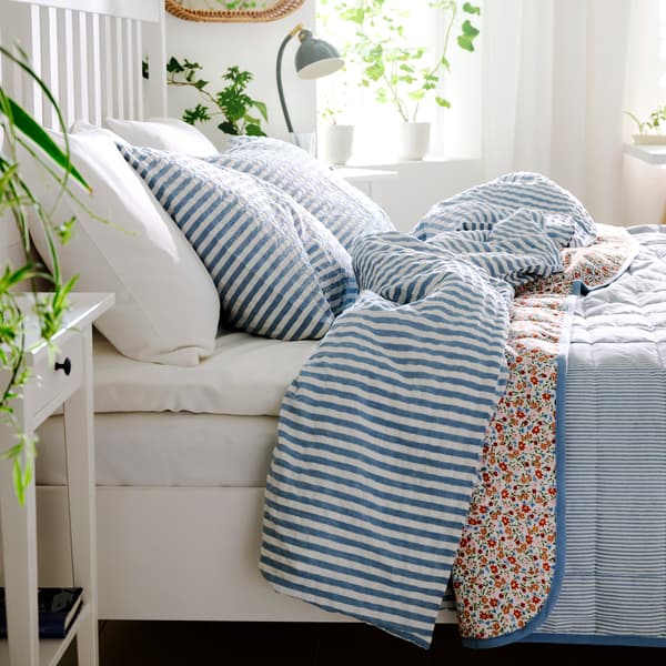 blau-weiß gestreifte Bettwäsche SMÅNUNNEÖRT 