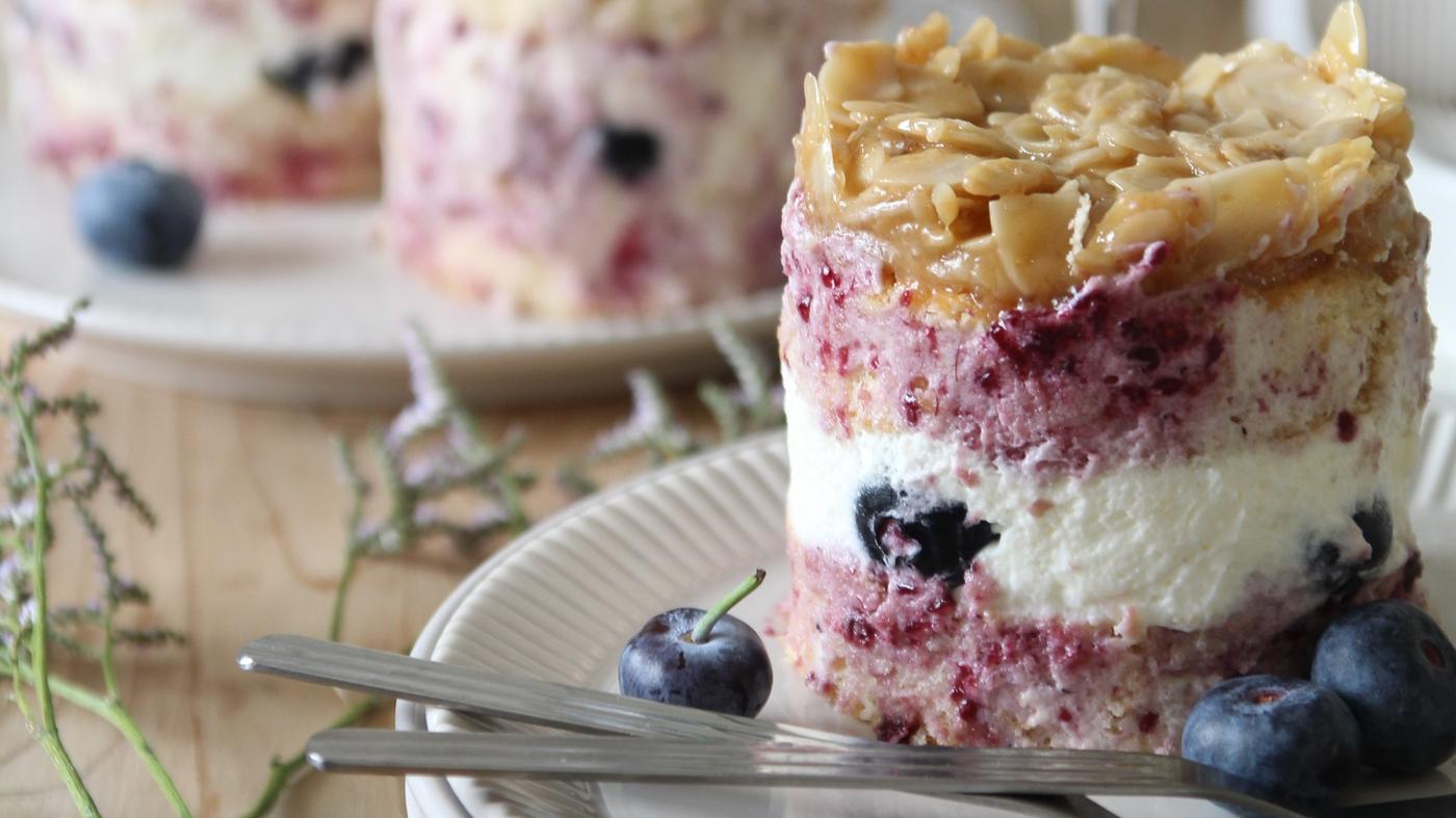 Blaubeertörtchen auf einem Teller mit Besteck.