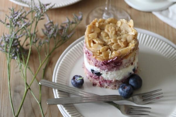 Blaubeertörtchen im Toscakaka Stil auf einem Teller.