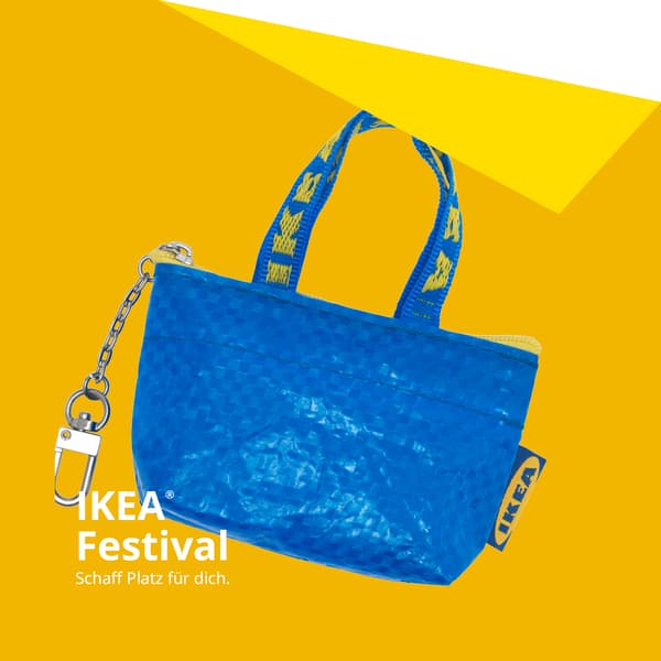 Blaue FRAKTA Tasche auf gelbem Hintergrund als Motiv zur FRAKTA Store-Hunt beim IKEA Festival.