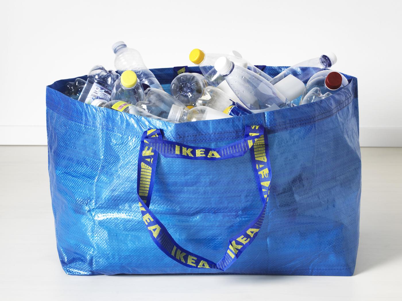 Blaue IKEA FRAKTA Tasche voll mit Plastik-Pfand-Flaschen