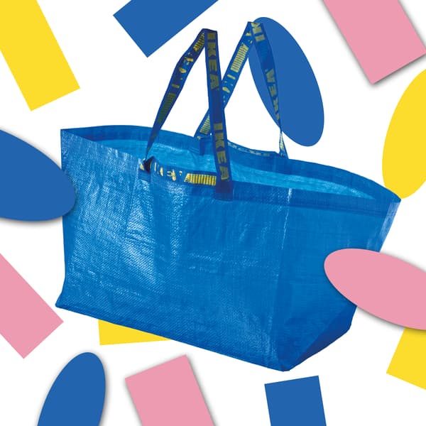 Blaue IKEA FRAKTA Tasche vor einem weißen Hintergrund mit buntem Konfetti.