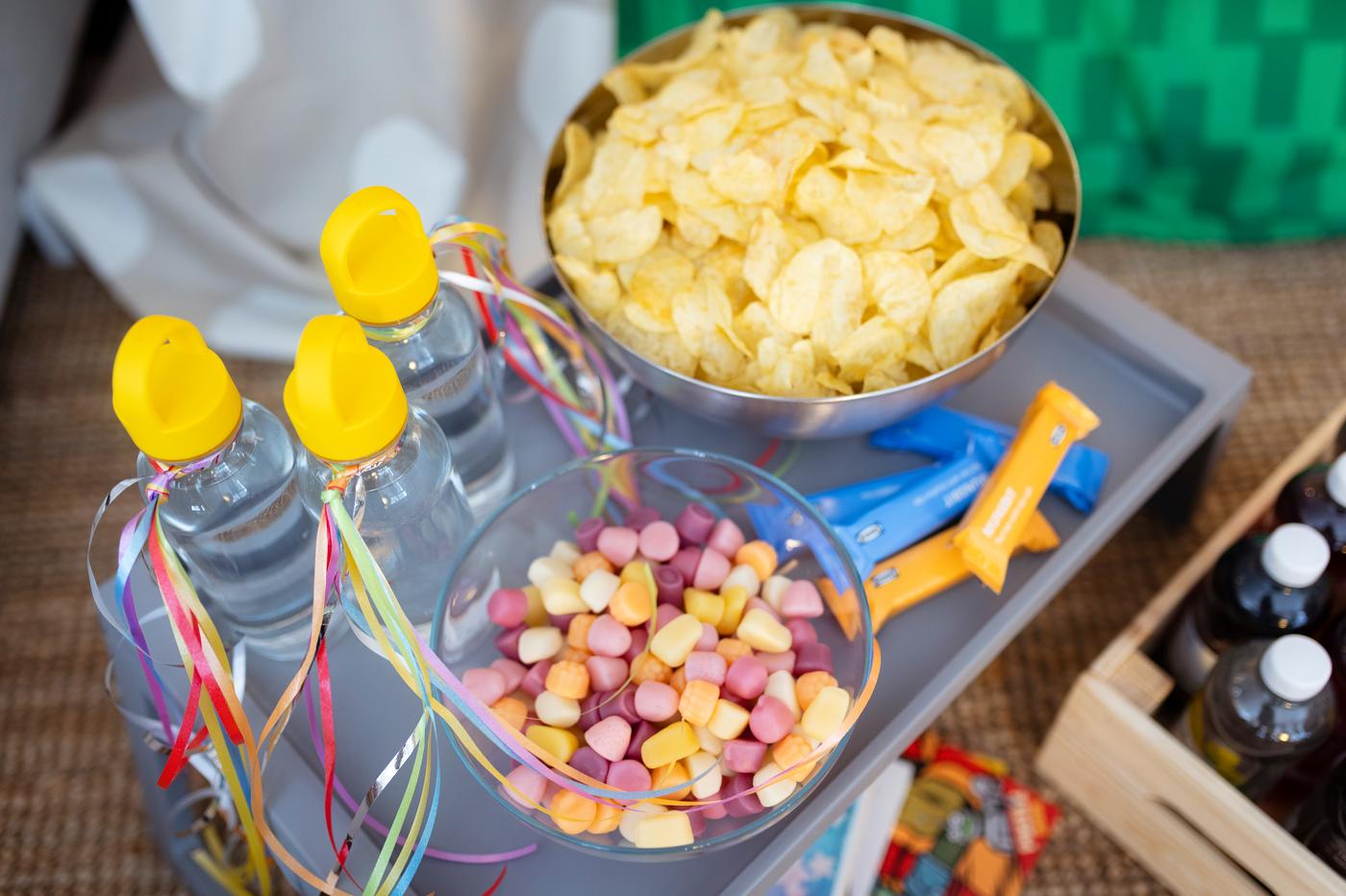 Blick auf das Serviertablett mit Scnacks und Getränken. 