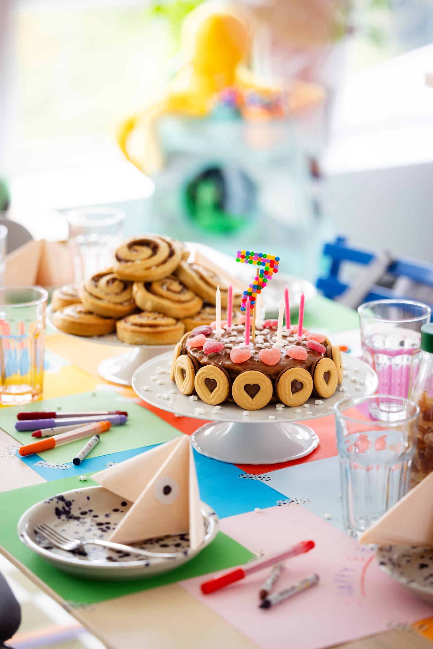 Blick auf den mit Süßigkeiten gescmücktne Kuchen, der auf einem Tortenständer steht. 