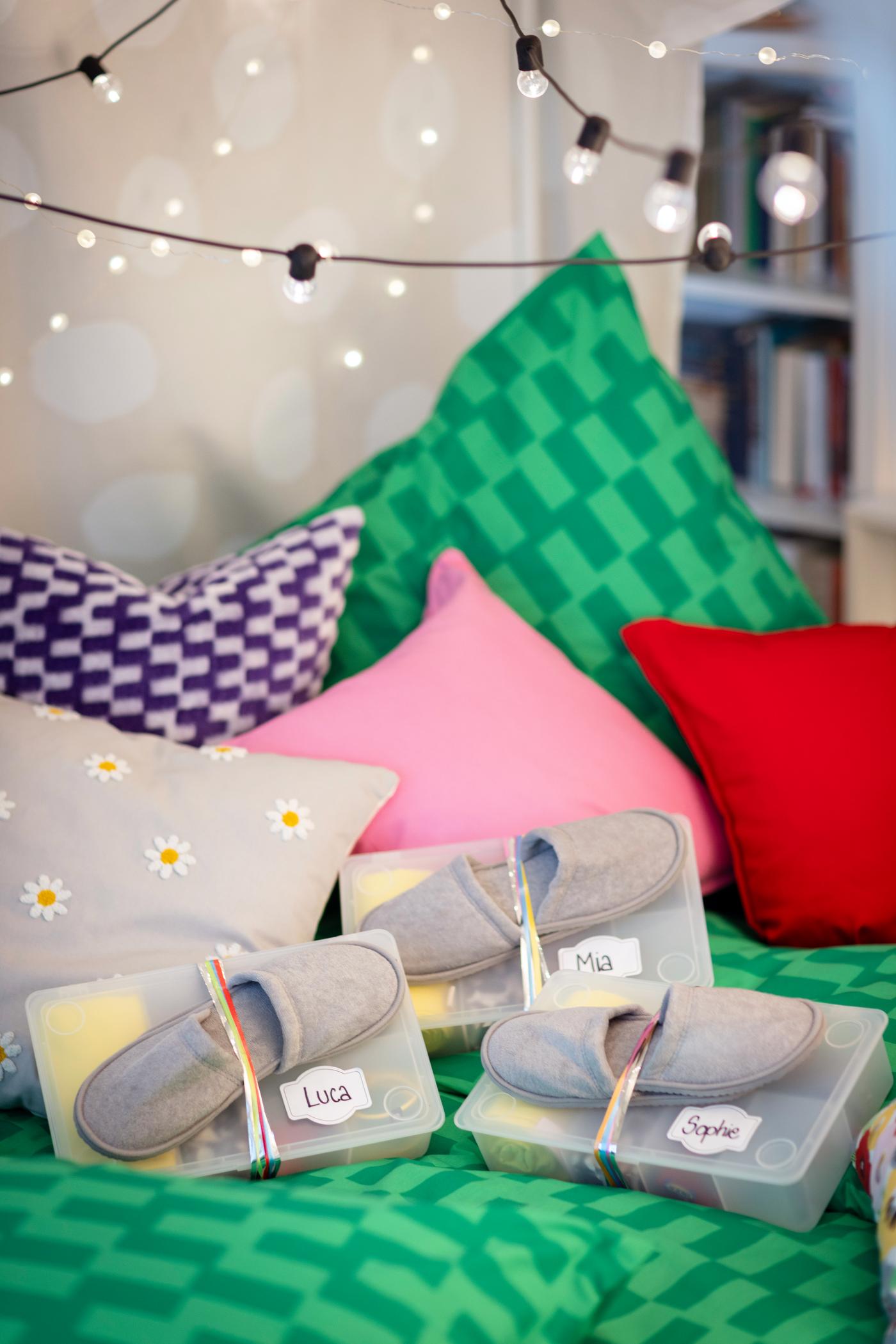 Blick auf die Liegewiese mit Willkommensboxen drapiert. 