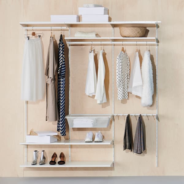 Blick auf eine BOAXEL Kleiderschrankkombination mit Böden, Kleiderstangen, Schuhen, Boxen und einem Korb