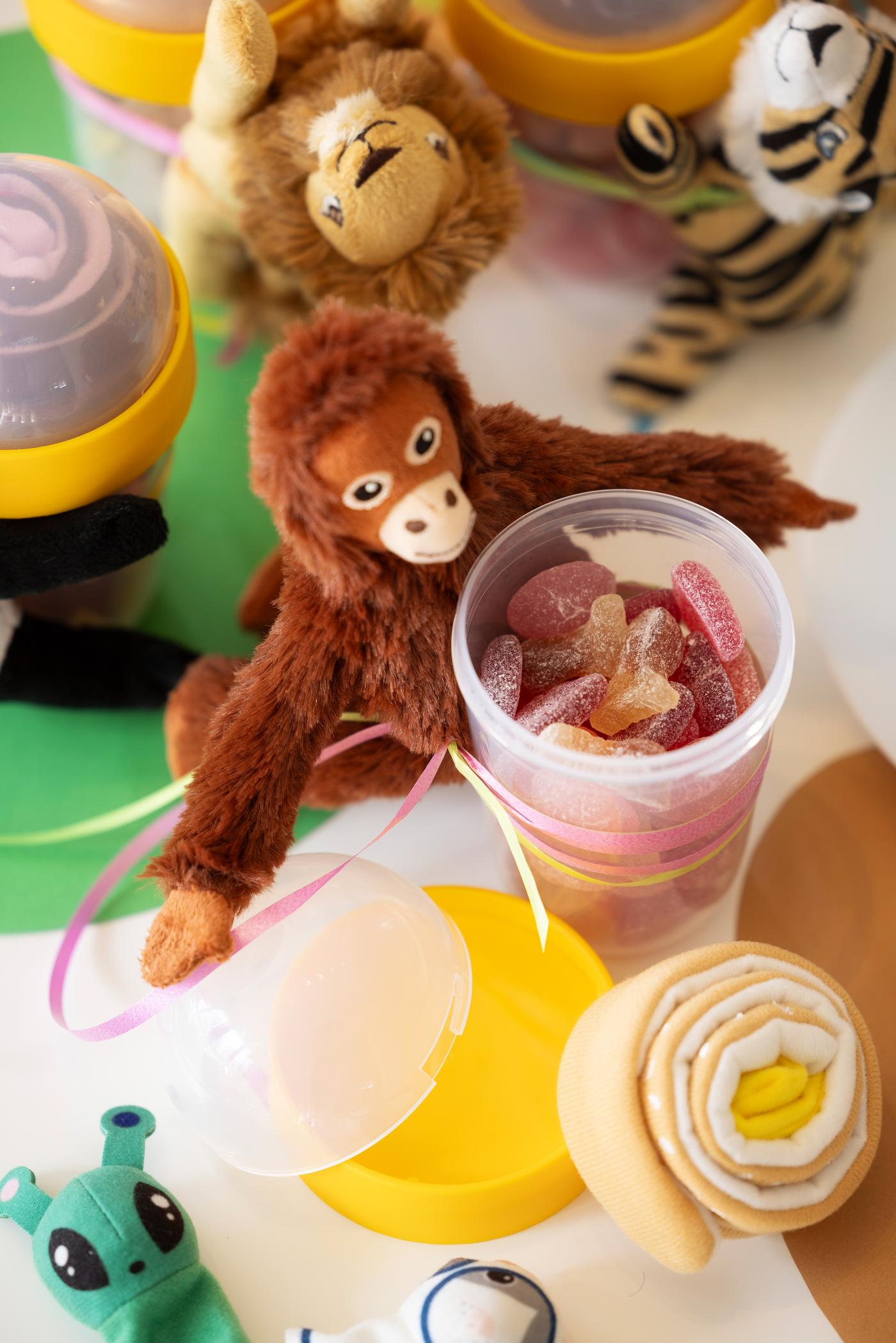 Blick in die Snackbox. Im Deckel war eine Zimtschnecke aus der DUKTIG Serie die jetzt nebendran liegt. Man sieht kleine Kuscheltiere und die Süßigkeiten in der Snackbox. 