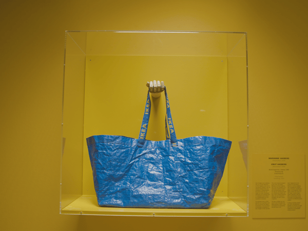Blue IKEA FRAKTA bag as an artpiece in the Groninger Museum.