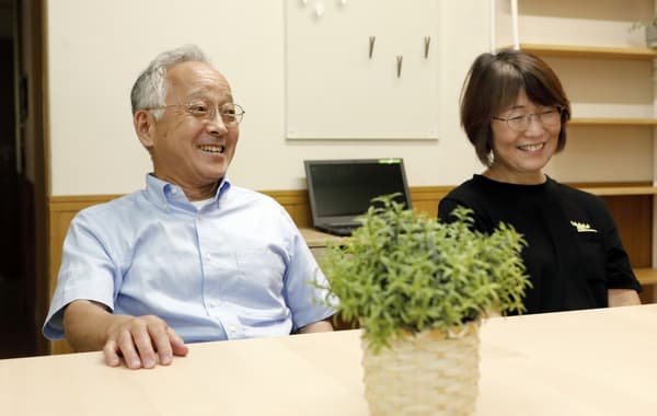 波来⾕理事⻑夫妻