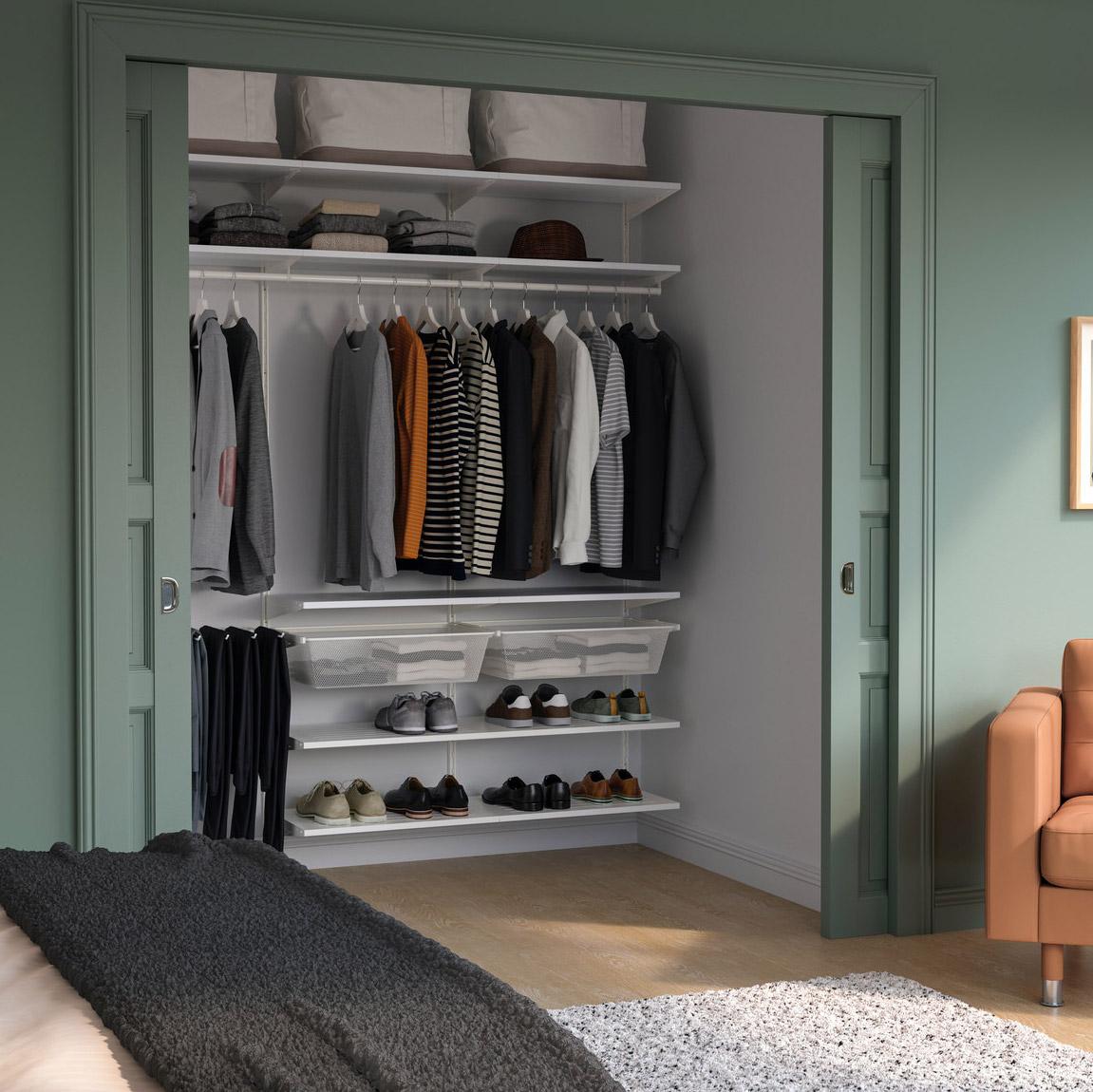 BOAXEL vægmonteret opbevaring brugt som walk-in-closet bag grønne døre.