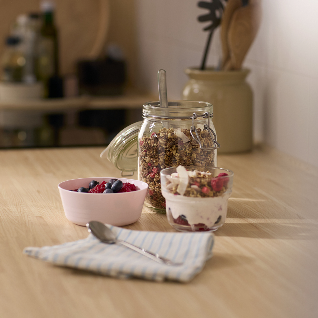 bocal avec nourriture sur une table en bois