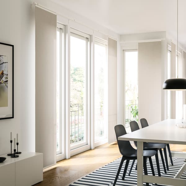 Sanftes Licht im Esszimmer mit bodenlangen Vorhängen - IKEA Deutschland