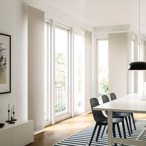 Sanftes Licht im Esszimmer mit bodenlangen Vorhängen - IKEA Deutschland