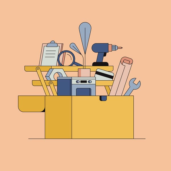 Boîte à outils jaune avec perceuse, loupe, pinceaux, rouleau de papier, règle et clipboard sur fond pêche.