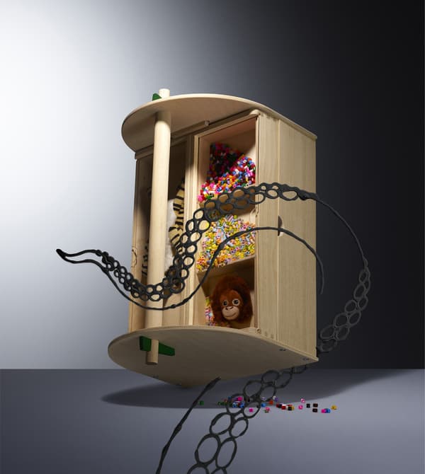 Boîte de rangement en bois remplie de perles colorées et de jouets.