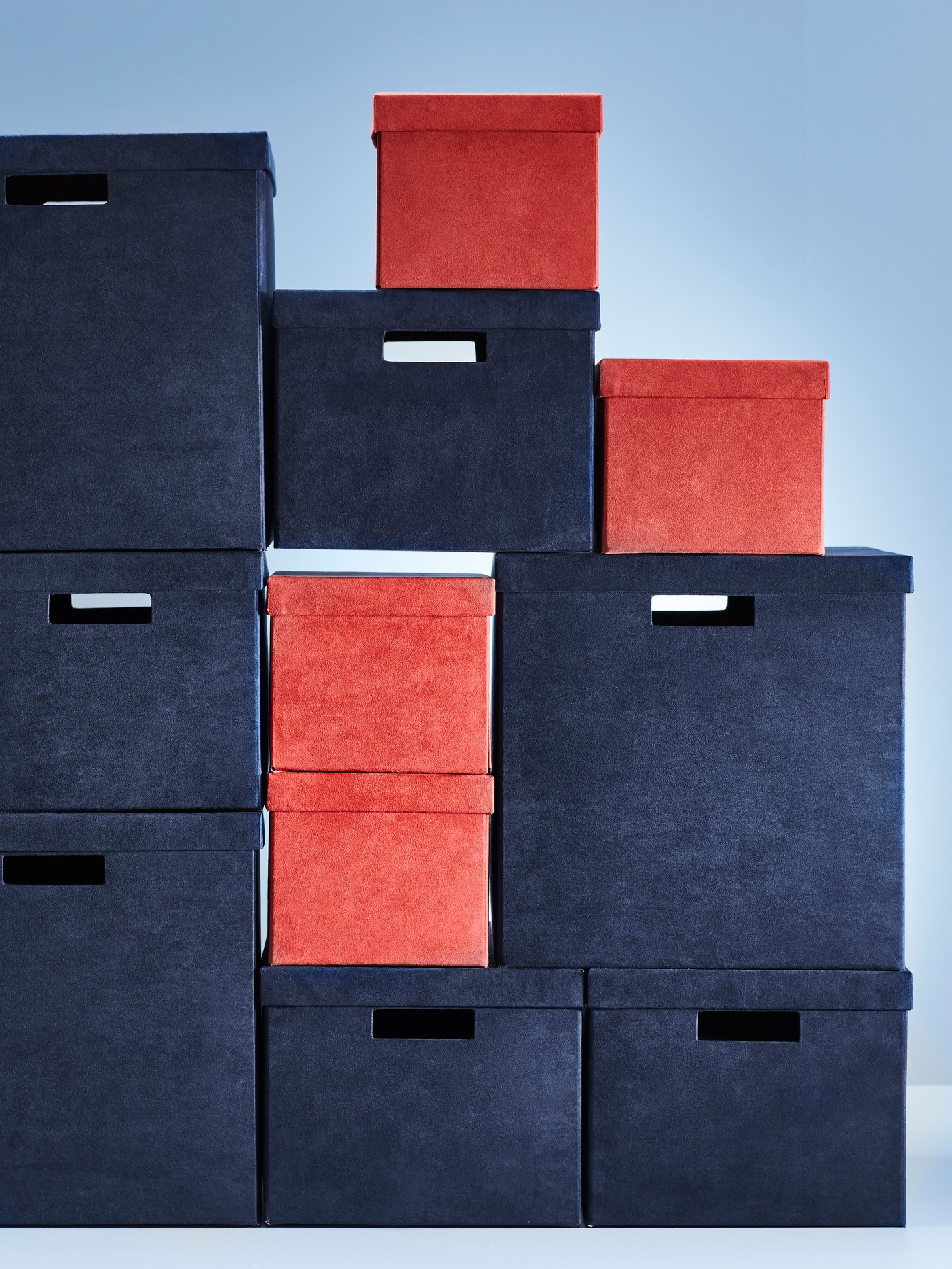 Boite de rangement KVARNVIK utilisée pour ranger du matériel de couture.