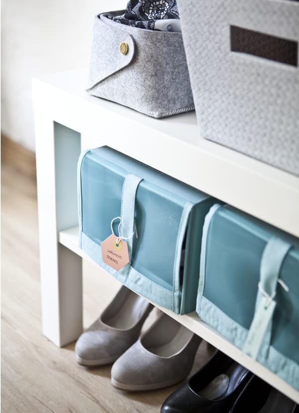 Boîtes à chaussures sur des tablettes.