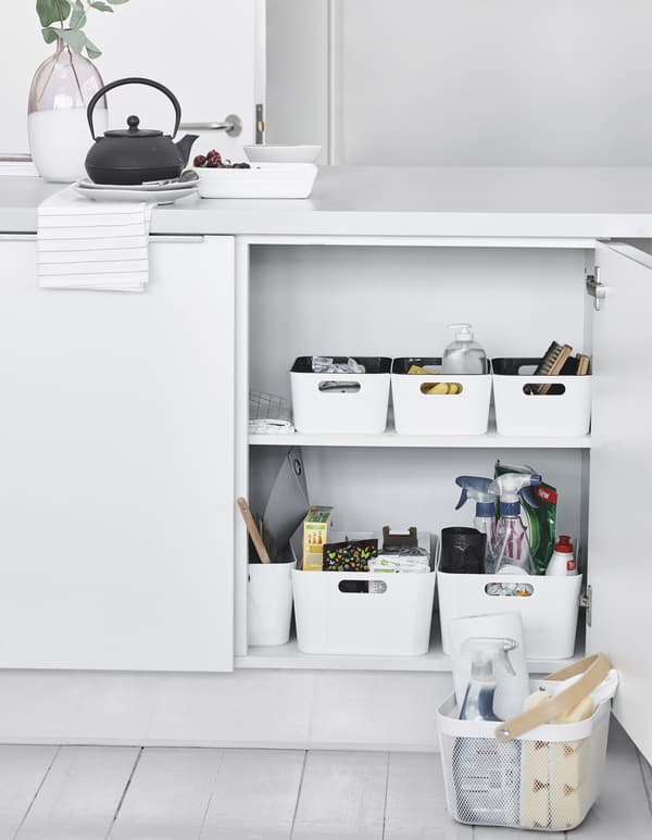 Boîtes de rangement dans une armoire de cuisine.