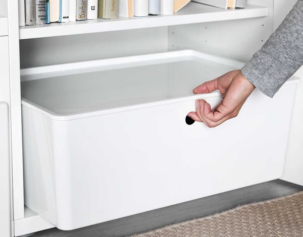 Bokse i plast der bruges til opbevaring af tøj i et garderobeskab. 