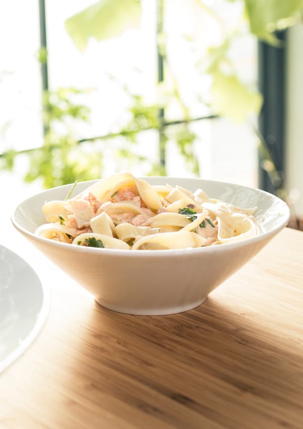 Bol de pâtes au saumon et à la crème
