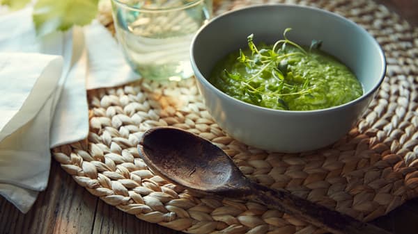 Bol de soupe vietnamienne, verre d’eau et serviettes sur un set de table SOARÉ. 