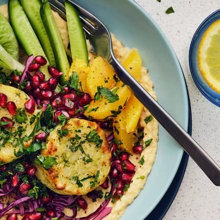 Bol de verduras con ensalada de col y hummus