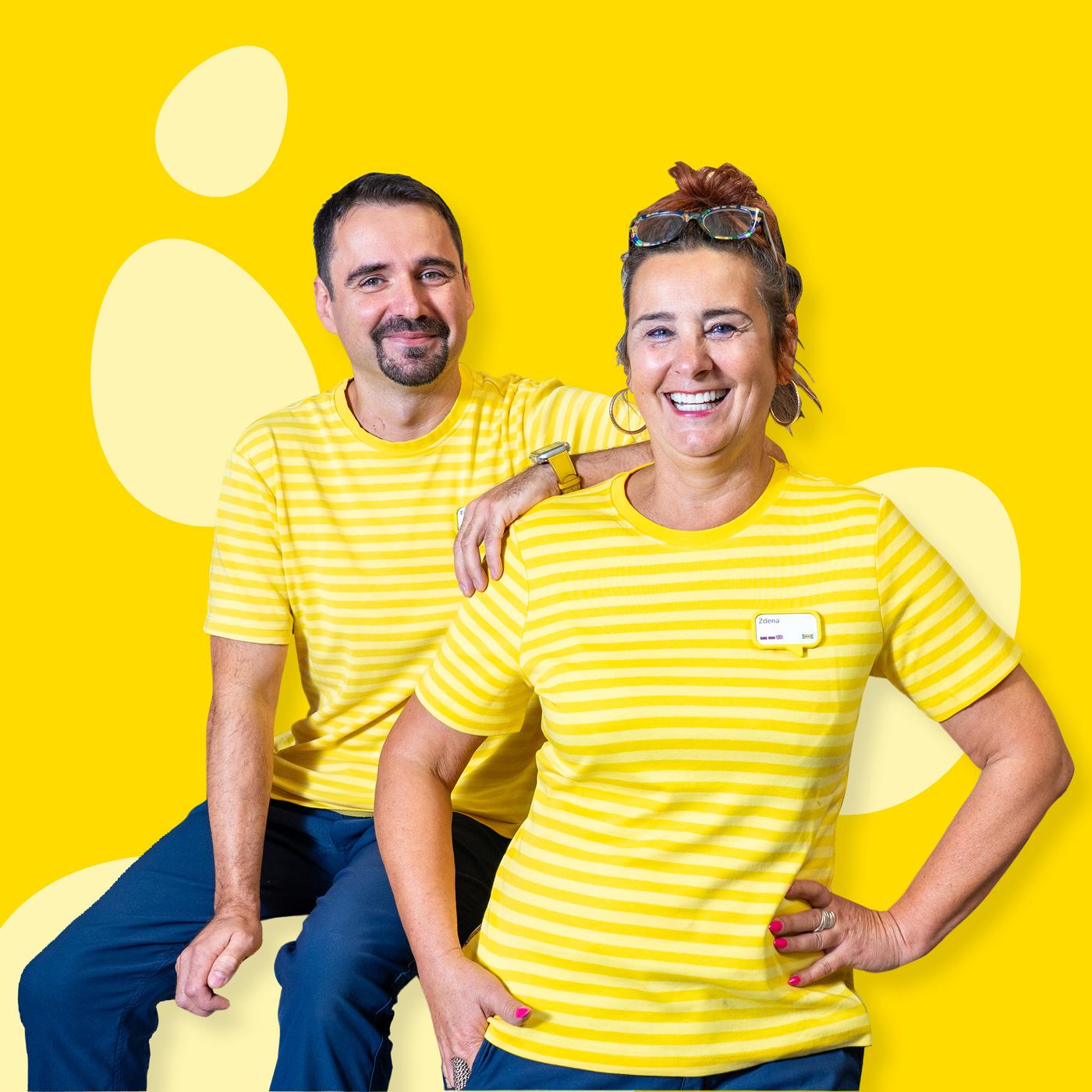 Boldog IKEA alkalmazottak, akik játékos tevékenységekre várnak.