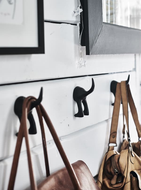 Bolsos colgados de ganchos con forma de can.