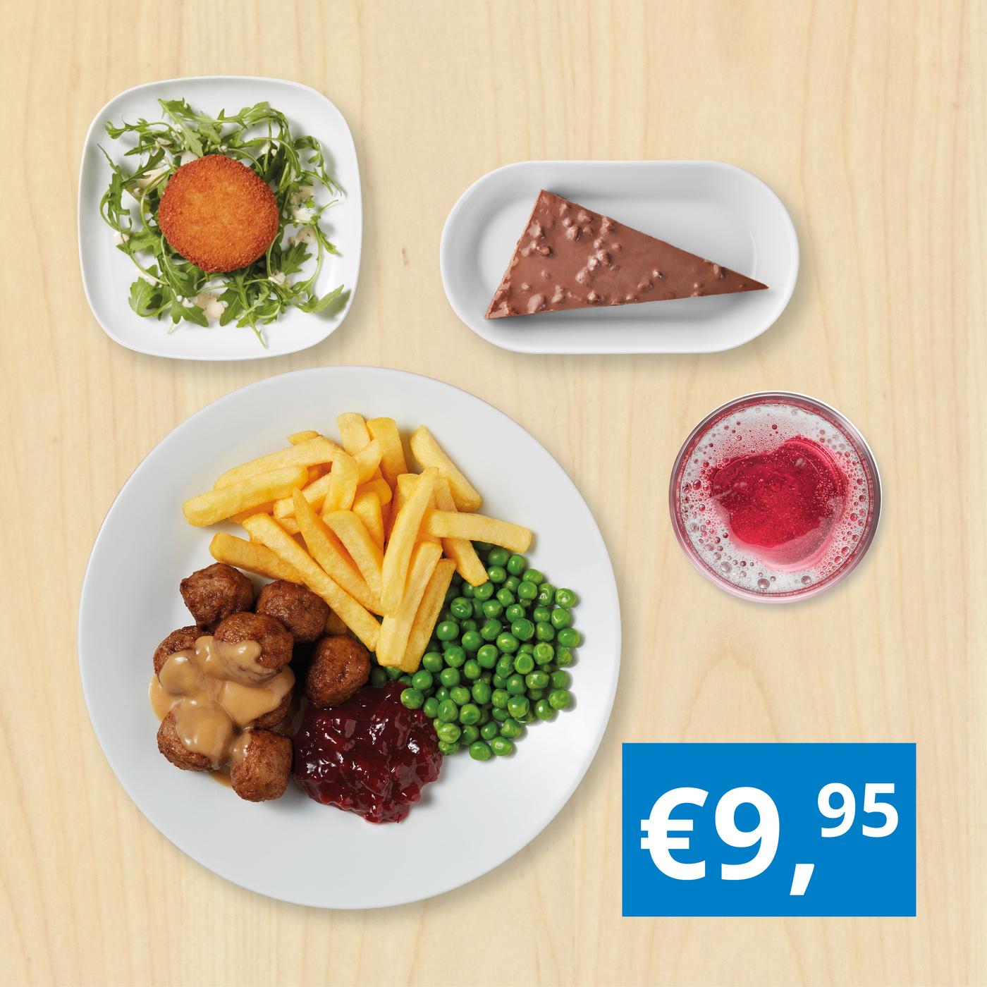 Bord met Zweedse gehaktballetjes, frietjes, erwten en veenbessensaus, vergezeld van een kaaskroket op sla, chocoladetaart en een glas bessensap; prijs €9,95.