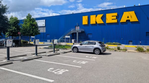 bornes de recharges éléctriques devant un magasin IKEA