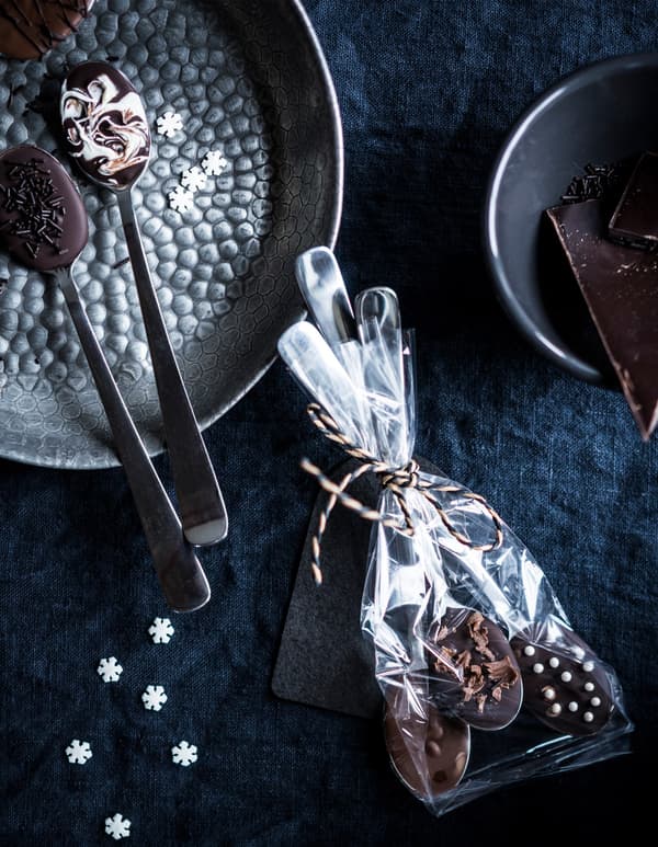 Bossa de dolços casolana que s'ha creat decorant la xocolata CHOKLAD MÖRK d'IKEA fosa en culleres DRAGON.