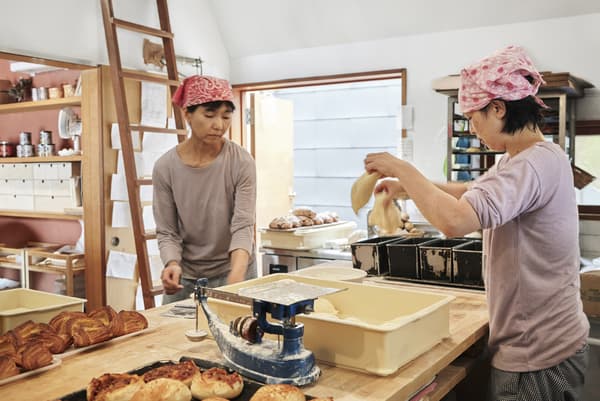 Boulangères en train de préparer la pâte dans la cuisine